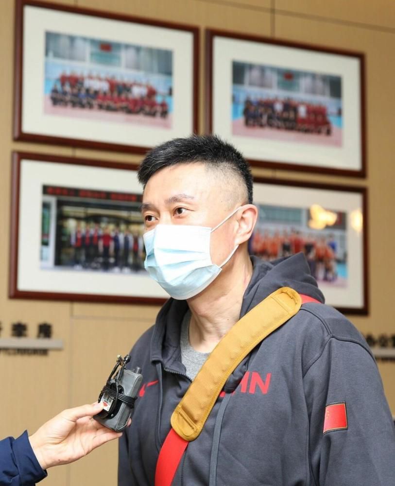 在原作中，麦德林和冰人之间存在着亦敌亦友的紧张而微妙的关系